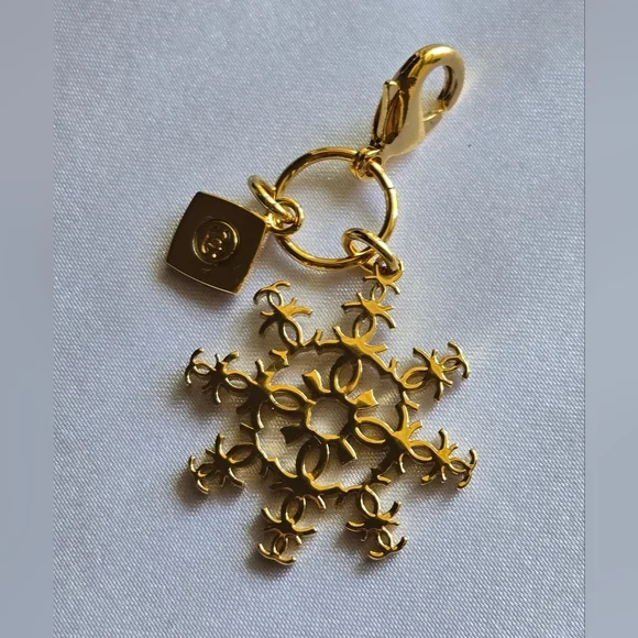CHANEL Limited Edition 2024 Holiday Gold Snowflake CC Charm - Picture 3 of 4